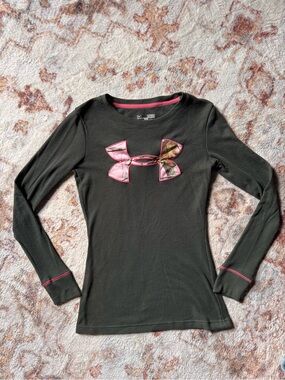 🌟3/$20 Eligible! Under Armour Green Long Sleeve Top with Realtree Pink Camo Logo